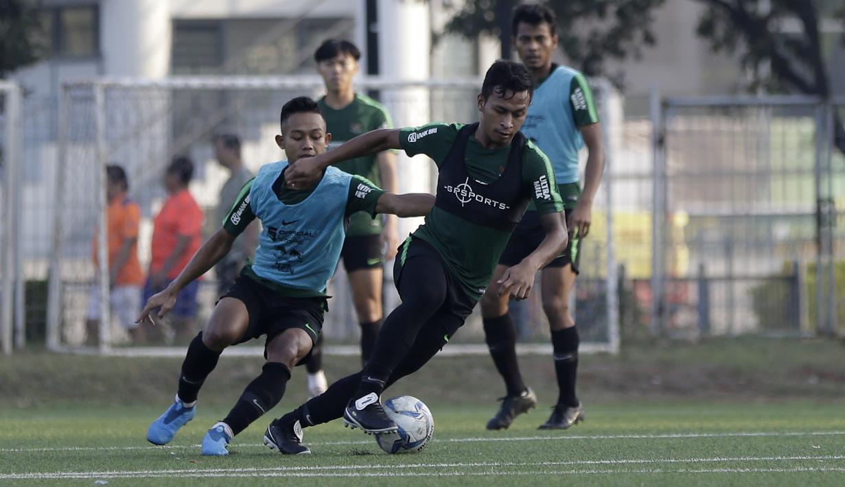 Pemain Timnas Indonesia U-22, Osvaldo Haay, berebut bola saat internal game di Lapangan C, Senayan, Jakarta, Selasa (19/11). Timnas U-22 terus matangkan skema permainan lewat internal game. (Bola.com/Yoppy Renato)