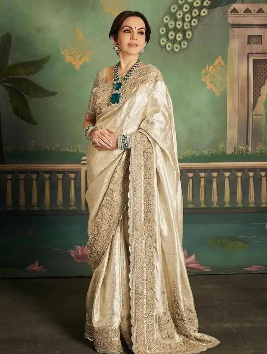 Lagi, Nita Ambani dibalut sari bernuansa kuning keemasan. Terlihat sederhana, namun penampilan Nita semakin memukau dengan berbagai perhiasan dari batu mulia yang dikenakannya. [Foto: Instagram/nitaambani.ril]