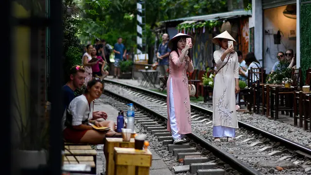 Swafoto di Jalur Kereta Hanoi