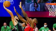 Pebasket Boston Celtics, Jayson Tatum, berusaha memasukkan bola saat melawan Toronto Raptors pada laga NBA di Lake Buena Vista, Senin (7/9/2020). Boston Celtics menang telak 111-89 atas Toronto Raptors. (AP/Mark J. Terrill)