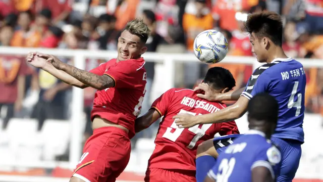 Striker Persija Jakarta, Silvio Escobar, menyundul bola saat melawan Becamex Binh Duong pada laga Piala AFC. (Bola.com/M. Iqbal Ichsan)