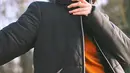 Atau ketika Adinda Thomas memilih mengenakan puffer jacket berwarna hitam seperti terlihat di foto ini. Foto: Instagram.
