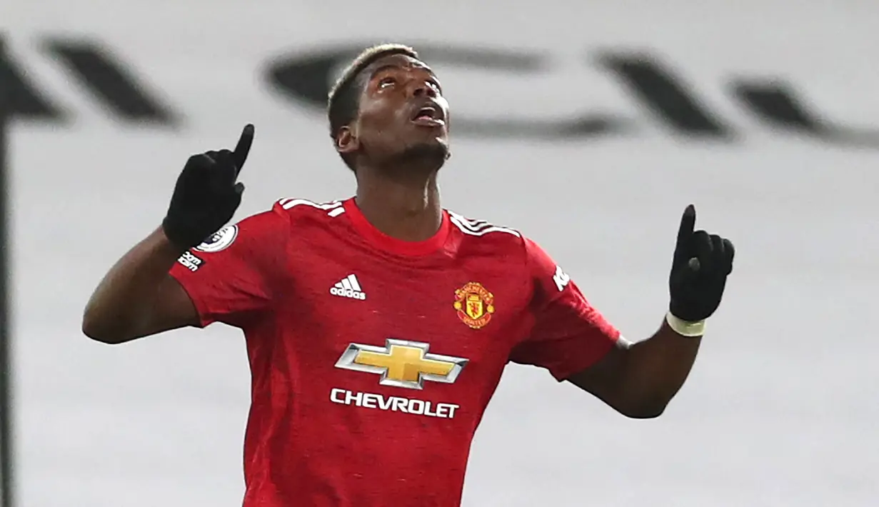 Paul Pogba. Gelandang Manchester United asal Prancis yang rajin beribadah umroh ini memilih tetap berpuasa di bulan Ramadan meski di hari pertandingan. Aktif memberi anjuran melalui twitter kepada umat muslim di dunia untuk beribadah di rumah di masa pandemi Covid-19. (AFP/Clive Rose/Pool)