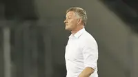 Pelatih Manchester United, Ole Gunnar Solskjaer berjalan usai pertandingan perempat final Liga Europa di RheinEnergieStadion, di Cologne, Jerman (10/8/2020). MU lolos ke babak semifinal Liga Europa usai menang 1-0. (Wolfgang Rattay/Pool via AP)