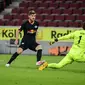 Striker RB Leipzig Timo Werner (kiri) mencetak gol ke gawang FC Koln pada lanjutan Bundesliga di RheinEnergieStadion, Senin (1/6/2020) atau Selasa dini hari WIB. (AFP/Ina Fassbender)