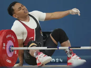 Ekspresi kesakitan lifter Indonesia, Eko Yuli Irawan saat gagal melakukan angkatan clean and jerk cabor angkat besi Olimpiade Paris 2024 di South Paris Arena, Paris, Prancis, Rabu (07/08/2024). (AP Photo/Kin Cheung)