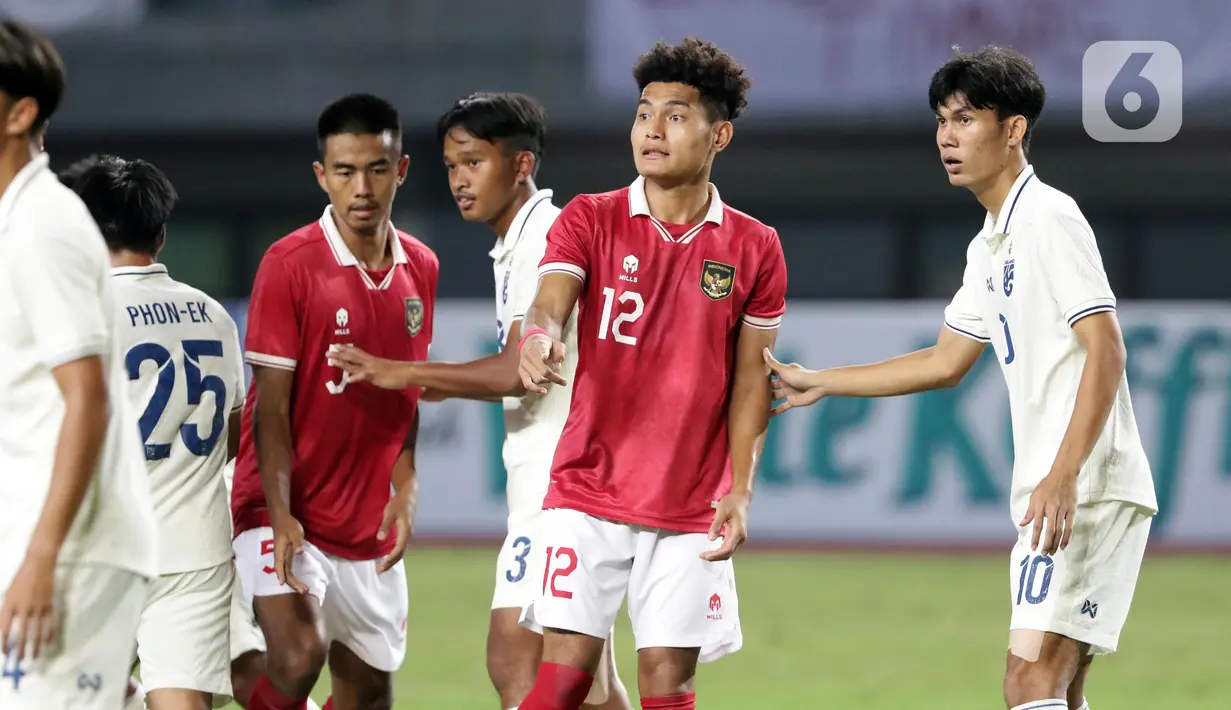 Pemain belakang Timnas Indonesia U-19, Mikael Alfredo Tata (kedua kanan) memberi kode saat melawan Thailand U-19 pada lanjutan penyisihan grup A Piala AFF U-19 2022 di Stadion Patriot Candrabhaga, Bekasi, Jawa Barat, Rabu (6/7/2022). Timnas Indonesia U-19 harus puas dengan hasil imbang 0-0. (Liputan6.com/Helmi Fithriansyah)