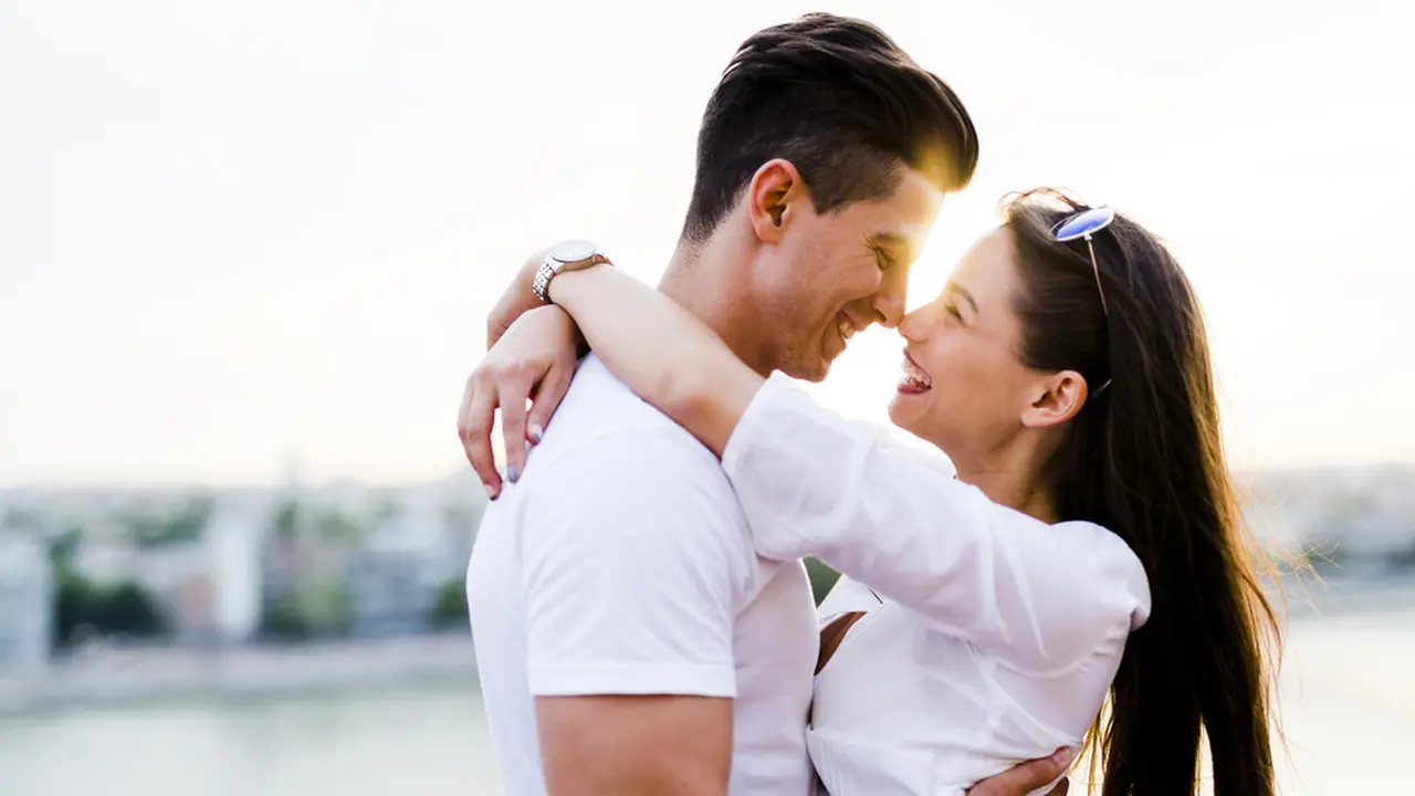 pasangan cinta romantis