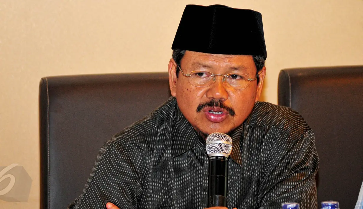Juru bicara HTI, Muhammad Ismail Yusanto memberikan penjelasan terkait rapat besar dan pawai di Stadion Gelora Bung Karno (GBK) pada Sabtu 30 Mei 2015 mendatang, Jakarta, Kamis (28/5/2015). (Liputan6.com/Yoppy Renato)