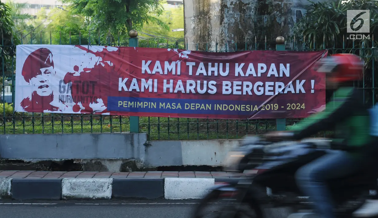 Spanduk dukungan untuk Gatot Nurmantyo terpampang di kawasan Cikini, Jakarta, Minggu (1/4). Terdapat tulisan "Pemimpin masa depan Indonesia 2019-2024," pada spanduk yang tidak diketahui siapa pemasangnya. (Liputan6.com/Helmi Fithriansyah)