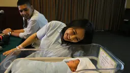 Chua terlihat bahagia dan mencoba berkomunikasi dengan anak pertamanya Raja Sabdasakha Putra Firmansyah saat jumpa pers di Rumah Sakit Pondok Indah, Jakarta, Sabtu (27/08). (Liputan6.com/Herman Zakharia)