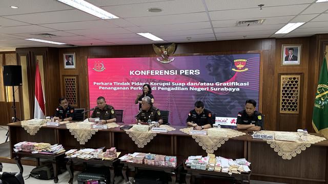 Kejaksaan Agung (Kejagung) menggelar konferensi pers penetapan tersangka mantan Ketua Pengadilan Negeri (PN) Surabaya Rudi Suparmono (RS).