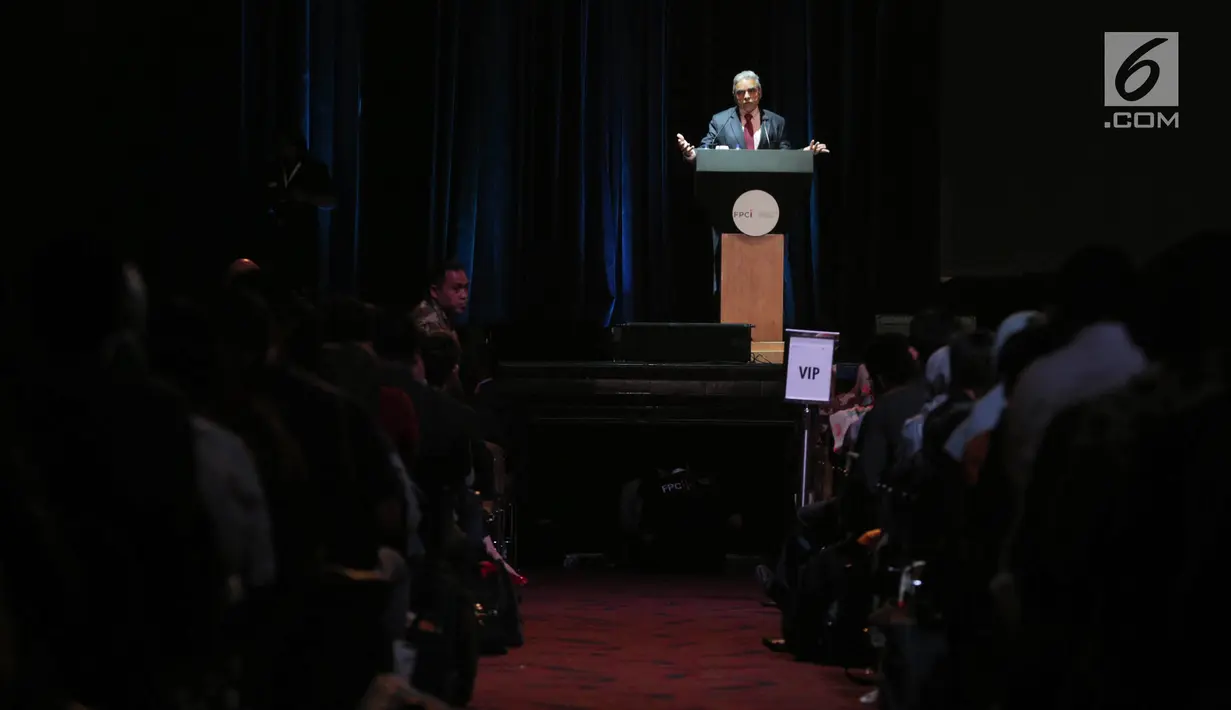Prof Kishore Mahbubani memberikan sambutan dalam conference on Indonesia Foreign Policy 2017 di Jakarta, Sabtu (21/10). Acara ini dihadiri sejumlah perwakilan mulai dari pemerintah, diplomat hingga mahasiswa.(Liputan6.com/Faizal Fanani)