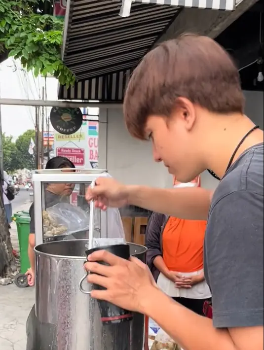 Namun namanya lebih dikenal sebagai pemain film televisi alias FTV. Puluhan judul pernah terlibat baik dalam religi maupun kisah remaja untuk serial ftv. [TikTok/dheeduard]