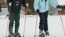 Banyak selebriti yang mengunjungi Jepang beberapa waktu belakangan ini. Salah satu yang banyak dikunjungi di Negeri Sakura tersebut adalah spot untuk bermain salju, seperti untuk ski. Syahnaz dan Jeje pun tidak ketinggalan untuk bermain ski di Hakuba. (Liputan6.com/IG/@syahnazs)