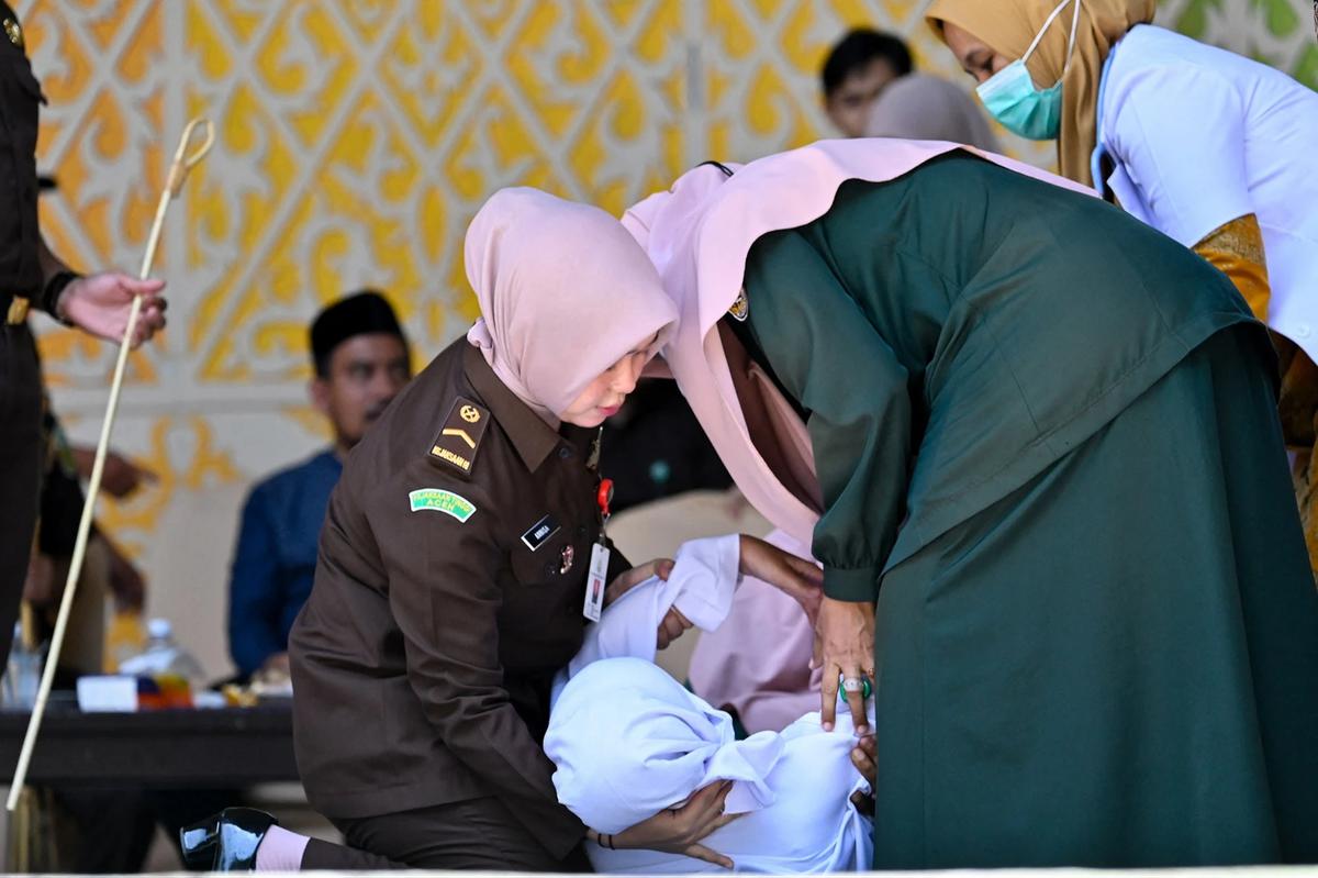 FOTO: Pelaksanaan Hukuman Cambuk di Banda Aceh Diwarnai Terpidana Pingsan