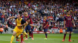 Ekspresi kegembiraan Diego Godin (Atletico Madrid-kiri) usai mencetak gol ke gawang Barcelona dalam laga terakhir La Liga musim 2013-2014 di stadion Camp Nou, Barcelona, (18/5/2014). (REUTERS/Marcelo del Pozo)