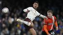 Gelandang Manchester City, Matheus Nunes (kiri) melepaskan umpan dengan tumitnya di depan Luton Town, Alfie Doughty pada laga putaran kelima Piala FA 2023/2024 di Kenilworth Road Stadium, Luton, Selasa (27/2/2024). (AP Photo/Alastair Grant)