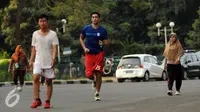 Area ring road Stadion Gelora Bung Karno Jakarta masih menjadi tempat favorit warga untuk menghabiskan waktu luang dengan berolahraga, Kamis (6/8/2015). Tampak, pebasket Christian Sitepu (ketiga kiri) berolahraga lari di kawasan GBK. (Liputan6.com/Helmi F