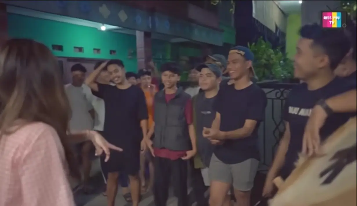 Ayu tampak akrab dengan para pemuda yang merupakan tetangganya tersebut. Meski sebagai artis papan atas, tampak  ia dengan santai bercanda. [Youtube/Qiss You TV]