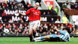 Jaap Stam. Manchester United mendatangkan bek tengah asal Belanda yang terakhir menjabat sebagai manajer klub Cincinnati (Mei 2020-September 2021), pada awal musim 1998/1999 dari klub Eredivisie PSV Eindhoven dengan nilai transfer 17 juta euro. Performanya begitu mengesankan saat memperkuat MU dan menjadi slaah satu pemain yang berpengaruh dalam pencapaian Setan Merah merengkuh treble winners di musim pertamanya. Namun pada awal musim 2001/2022 ia justru dilepas ke Lazio setelah tampil dalam total 127 laga di semua ajang dengan torehan 1 gol dan 3 assist. (AFP/Robin Parker)