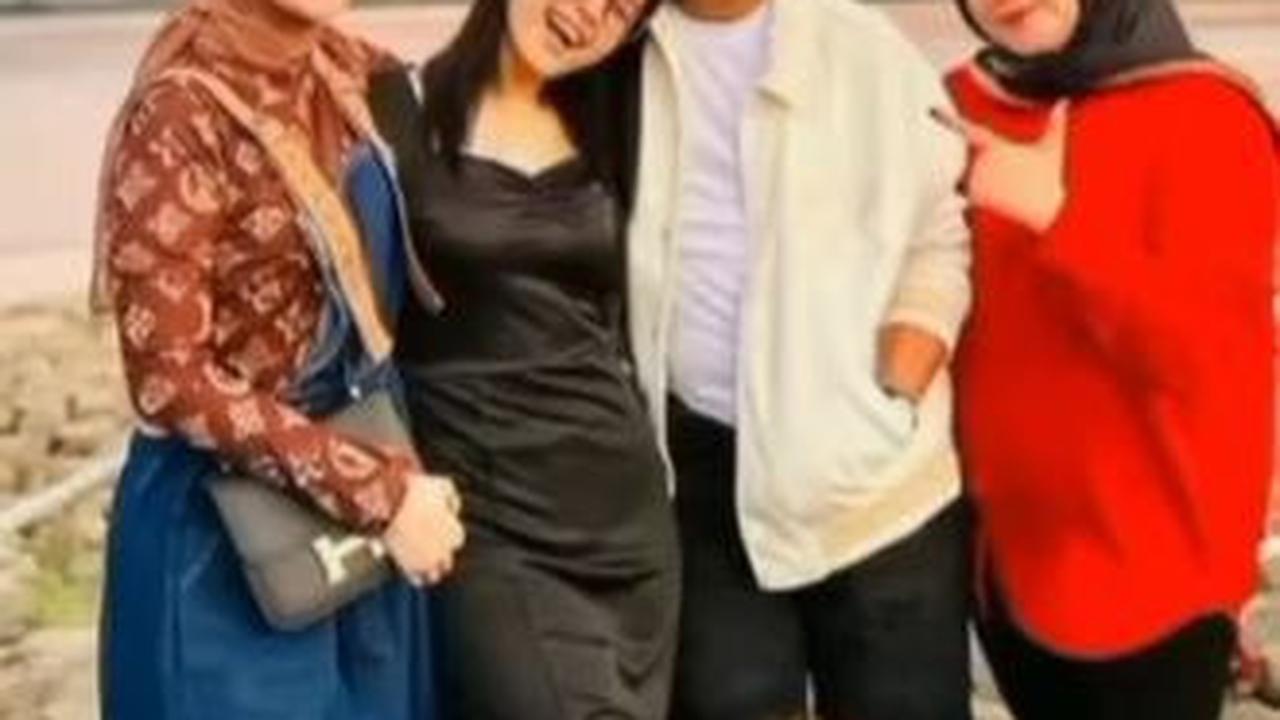 Haji Alwi dikenal sebagai pemilik perusahaan konstruksi yang berlokasi di Kalimantan Timur. Sebelumnya, Putri juga pernah berangkat haji bersama keluarga Haji Alwi.