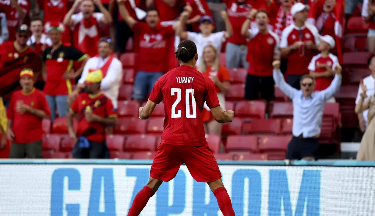 Penyerang Denmark, Yussuf Poulsen berselebrasi usai mencetak gol ke gawang Belgia pada laga Grup B Euro 2020 di Parken Stadium, Kamis (17/6/2021) atau Jumat dini hari WIB. Denmark harus mengakui keunggulan Belgia 1-2 dan terancam tersingkir cepat dari Piala Eropa 2020. (Wolfgang Rattay, Pool via AP)
