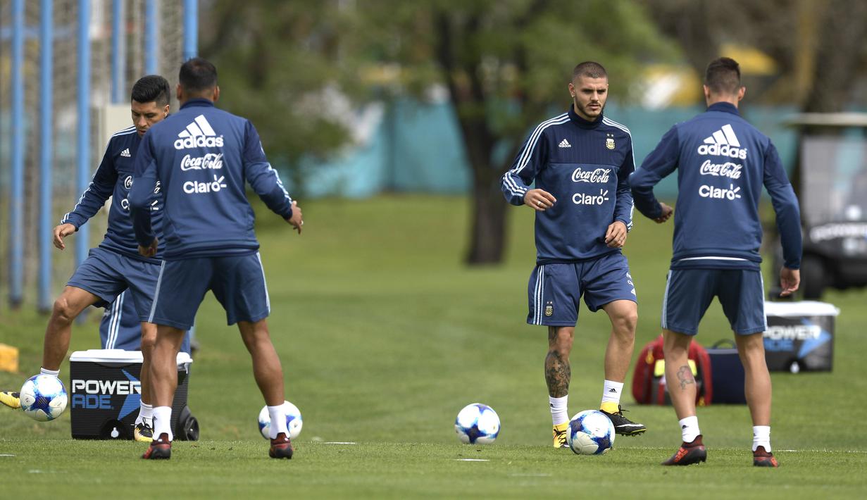 Mauro Icardi (2kanan) dan rekan setimnya berlatih jelang laga kualifikasi Piala Dunia 2018 di Ezeiza, Buenos Aires, (3/10/2017).  Argentina akan melawan Peru pada 6 oktober 2017. (AFP/Juan Mabromata)