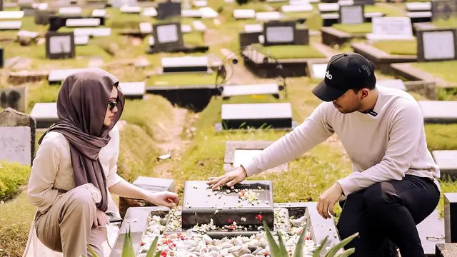 Potret Thariq Halilintar dan Aaliyah Massaid mengunjungi makam Adjie Massaid (Sumber: Instagram/@thariqhalilintar)