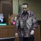 Tersangka dugaan korupsi pengadaan dan pelaksanaan pembangunan kampus IPDN Provinsi Sumatera Barat di Kabupaten Agam TA 2011, Dudy Jocom saat menjalani sidang pembacaan dakwaan di Pengadilan Tipikor, Jakarta, Rabu (11/7). (Liputan6.com/Helmi Fithriansyah)