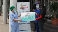 Secara Simbolis Perwakilan Klinik Pratama St. Carolus Samadi Klender - Jakarta Timur Menerima Bantuan Paket Alat Pelindung Diri (APD) dari EMTEK Peduli Corona | dok. EMTEK Peduli Corona