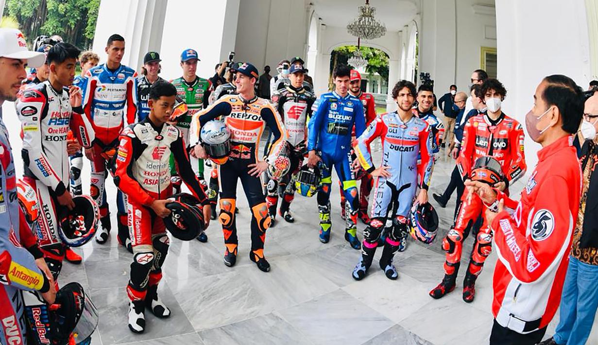 Presiden Joko Widodo menyambut kedatangan para pembalap dengan suguhan minuman tradisional wedang jahe dan beberapa kudapan ringan. (Biro Pers Sekretariat Presiden/Laily Rachev)