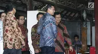 Putra Sulung Presiden RI ke 6 Susilo Bambang Yudhoyono, Agus Harimurti Yudhoyono menyambut ketum Gerinda, Prabowo Subianto di kediaman SBY di Cikeas, Bogor, Jawa Barat, Kamis (27/7). (Liputan6.com/Herman Zakharia)