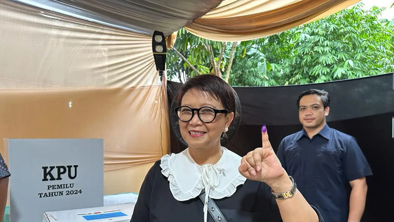 Retno Marsudi usai melakukan pencoblosan dalam Pemilu 2024 di TPS 156, terletak di dekat kediamannya di Pesona Khayangan, Depok, Jawa Barat, Rabu (14/2/2024).