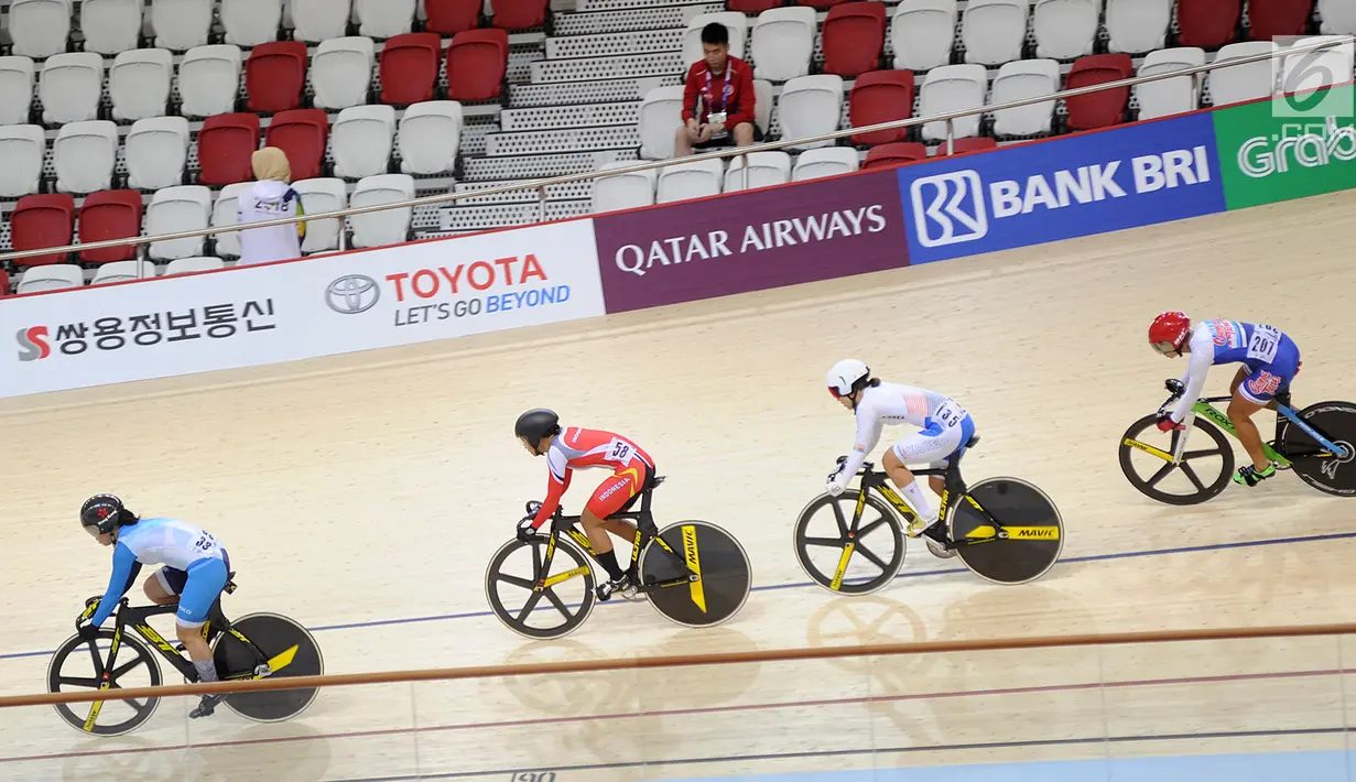 Atlet Crismonita Dwi Putri (dua kiri) saat turun nomor keirin putri di Jakarta International Velodrome, Rawamangun, Selasa (28/8). Crismonita mencatatkan waktu terbaik keempat. (Merdeka.com/Arie Basuki)