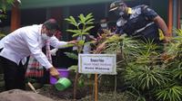 Wakil Wali Kota Malang, Sofyan Edi Jarwoko menanam pohon pule sebagai simbol gerakan penanaman pohon dan penghijauan di Kota Malang (Humas Pemkot Malang)