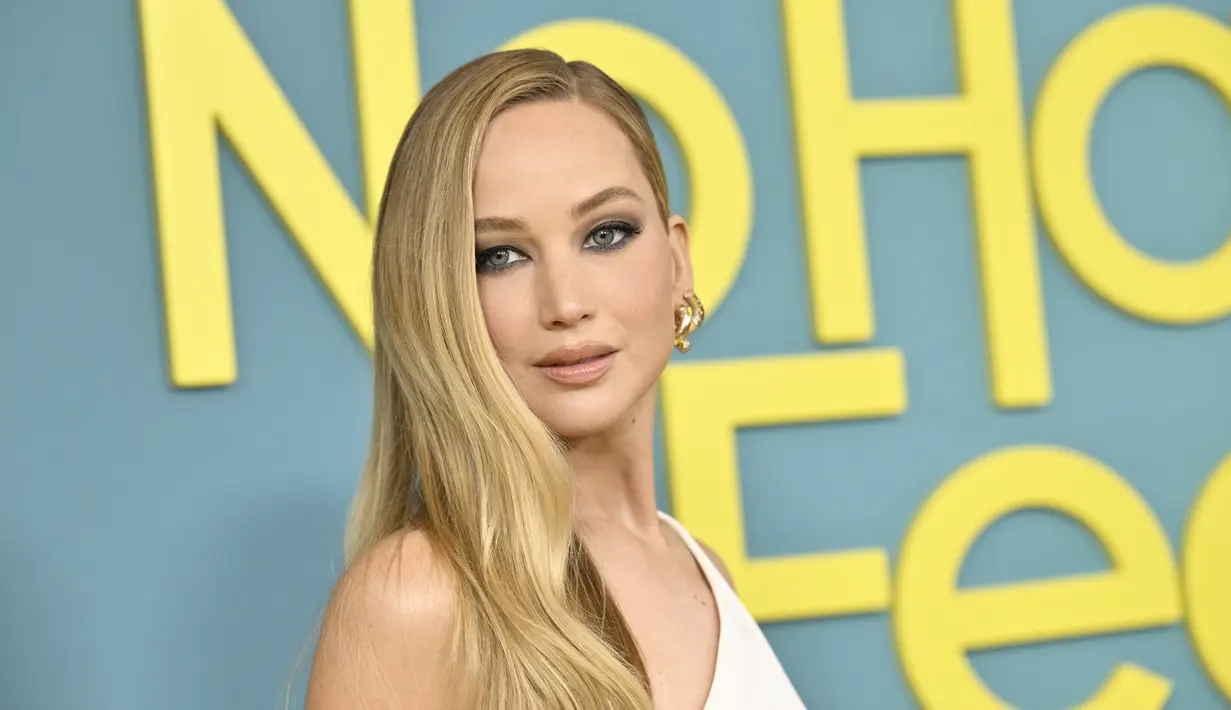 Jennifer Lawrence berpose saat menghadiri pemutaran perdana "No Hard Feelings" di AMC Lincoln Square di New York, pada Selasa, 20 Juni 2023. (Photo by Evan Agostini/Invision/AP)