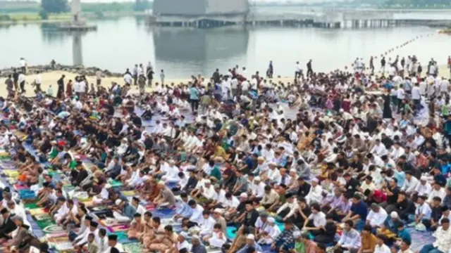 Pelaksanaan shallat Idul Adha di kawasan Ancol, Kota Jakarta Utara.