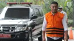 Bupati Buton Selatan nonaktif Agus Feisal saat akan menjalani pemeriksaan lanjutan di Gedung KPK, Jakarta, Senin (9/7). Agus tampak mengenakan rompi tahanan KPK. (Merdeka.com/Dwi Narwoko)