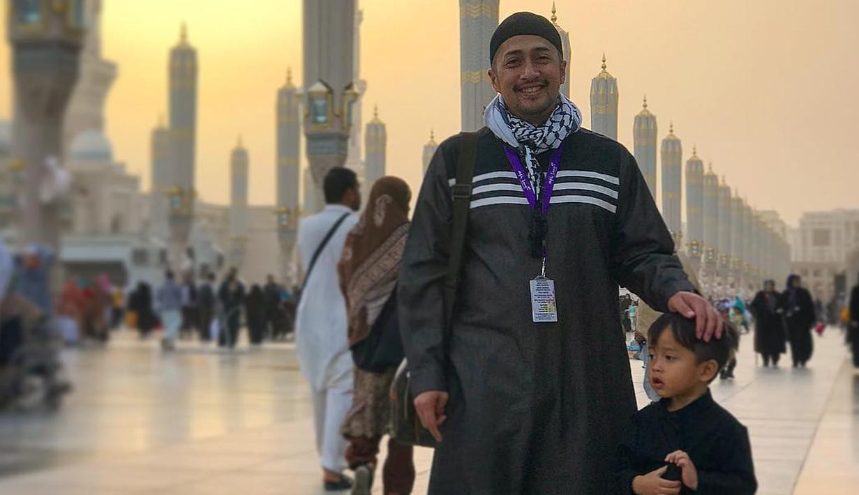 Irfan Hakim kini sedang berbahagia lantaran bisa mengajak keluarga besarnya pergi umroh. Terlihat dari foto-foto yang diunggah di akun Instagramnya.  (Instagram/irfanhakim75)