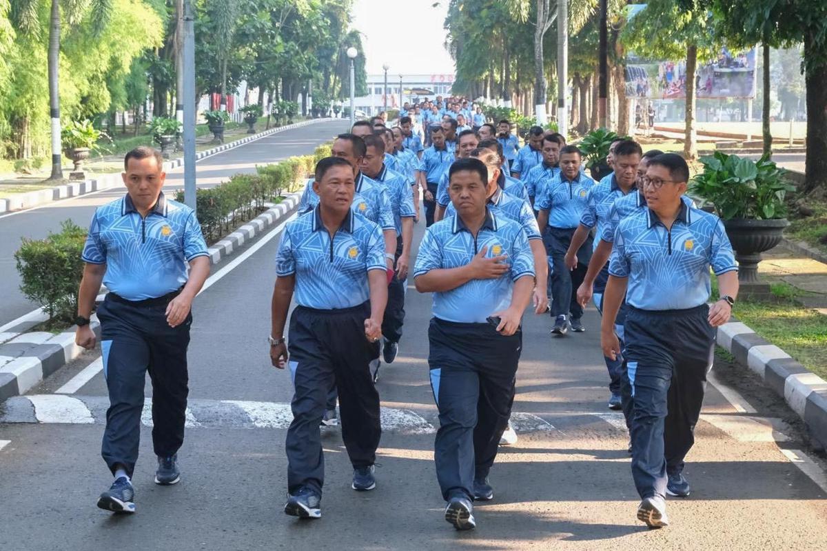 FOTO: Pangkoopsudnas Ajak Prajurit Jalan Sehat, Perkuat Kebugaran dan Soliditas