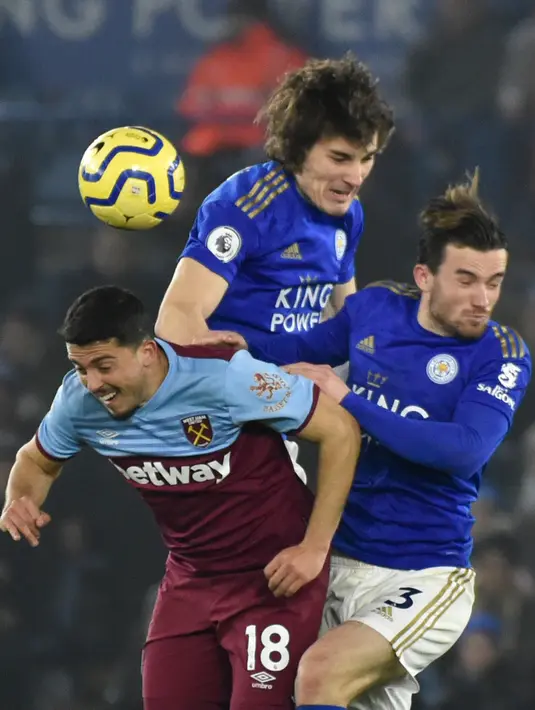 Gelandang serang West Ham United, Pablo Fornals berebut bola dengan pemain Leicester City, Caglar Soyuncu dan Ben Chilwell pada pekan 24 Liga Inggris 2019-2020 di Stadion King Power, Rabu (22/1/2020). Menjamu West Ham , Leicester City berhasil menang meyakinkan dengan skor akhir 4-1. (AP/Rui Vieira)