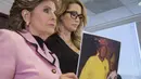 Bintang film porno, Jessica Drake didampingi pengacaranya memperlihatkan sebuah foto  Donald Trump dan Jessica di turnamen golf, pada jumpa pers di Los Angeles, California, Sabtu (22/10). (David MCNEW/GETTY IMAGES NORTH AMERICA/AFP)