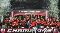 Para pemain Persebaya melakukan selebrasi juara usai mengalahkan PSMS pada laga final Liga 2 di Stadion GBLA, Bandung, Selasa (28/11/2017). PSMS kalah 2-3 dari Persebaya. (Bola.com/Vitalis Yogi Trisna)