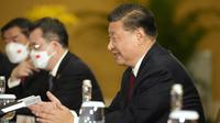 Presiden China Xi Jinping mendengarkan Presiden AS Joe Biden selama pertemuan mereka di sela-sela pertemuan puncak G20 di Nusa Dua, di Bali, Senin (14/11/2022). Xi melakukan pembicaraan yang 'terus terang' dan 'mendalam' dengan Biden soal masalah-masalah yang memicu ketegangan di antara kedua negara dengan perekonomian terbesar di dunia ini. (AP/Alex Brandon)