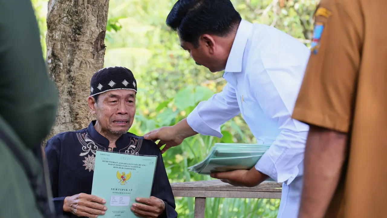 Nelayan Serang Terharu Terima Sertipikat Tanah Langsung dari Menteri ATR/Kepala BPN
