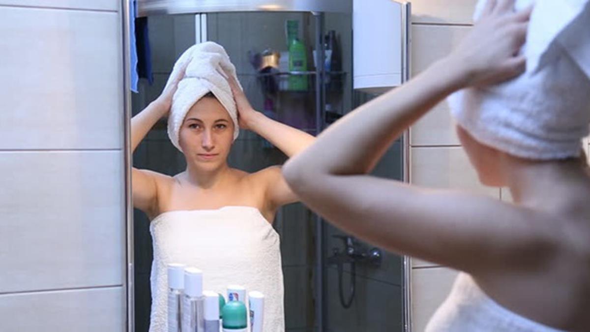 Девушка без полотенца. Девушка в полотенце. Девушка в полотенце в ванной. Красивая девушка в полотенце.