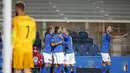 Pemain Italia Lorenzo Pellegrini merayakan bersama rekan satu timnya setelah mencetak gol ke gawang Belanda pada pertandingan UEFA Nations League di Azzurri d'Italia Stadium, Bergamo, Italia, Rabu (14/10/2020). Pertandingan berakhir dengan skor 1-1. (AP Photo/Antonio Calanni)