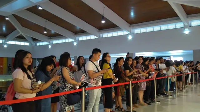 Jelang dibuka, sudah banyak orang yang mengantre untuk bisa masuk ke gerai Uniqlo pertama yang ada di Pulau Bali pada Jumat, 26 Oktober lalu. (Foto: