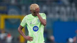 Pemain Barcelona, Lamine Yamal, menangis setelah takluk dari Inter Milan dalam duel leg kedua semifinal Liga Champions di Stadion Giuseppe Meazza, Milan, Rabu (7/5/2025) dini hari WIB. (AP Photo/Antonio Calanni)